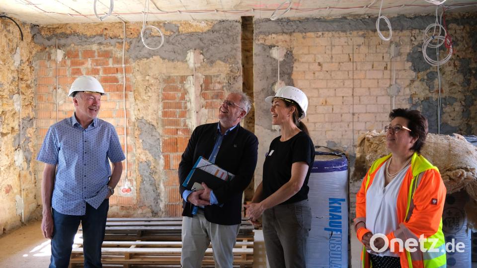 Archivar Josef Fischer, Oberbürgermeister Andreas Feller und die beiden Architektinnen Silvia Schmidt und Nicole Männl (von links) besichtigen die Baustelle. Dort soll künftig das Archivmaterial der Stadt lagern. Bild: Hirsch