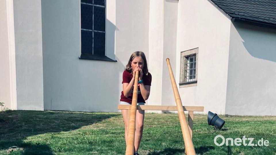 Alphörner luden zum Naturton blasen ein. Bild: Eva Neugirg/exb