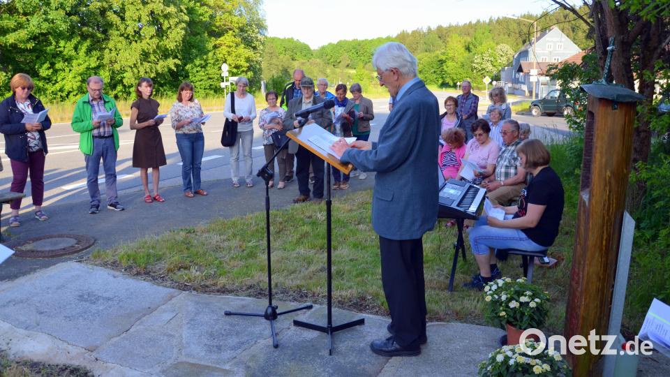 Die Waidhauser versammeln sich zur Friedensandacht am alten Grenzübergang. Bild: Siegfried Zeug/exb