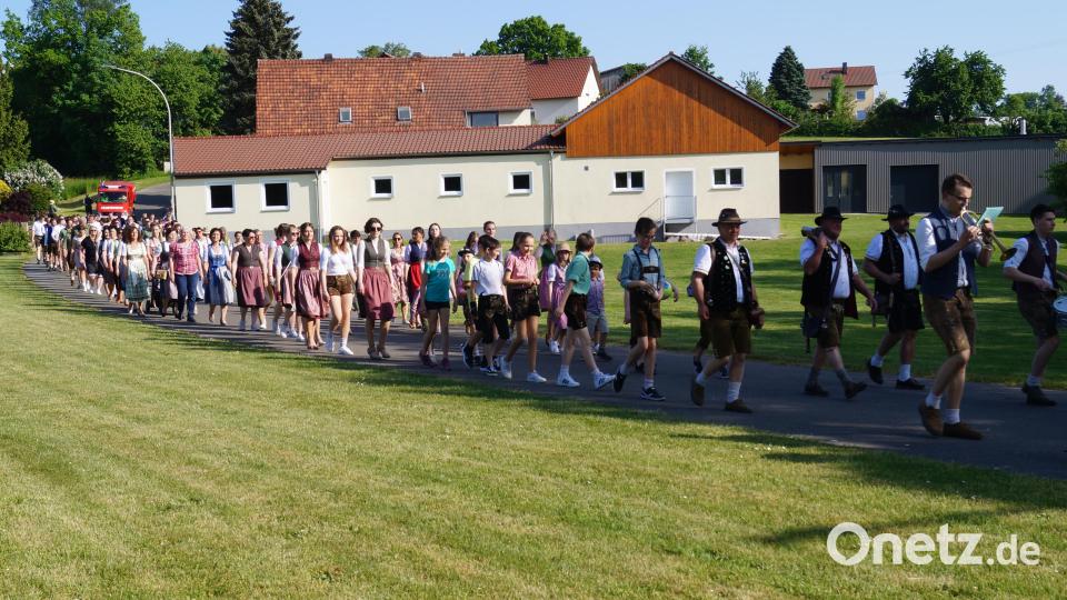 Die Eichelbachschützen Weihern-Stein veranstalten einen Festzug zur Abholung der noch amtierenden Vereinshoheiten. Bild: Schlosser/exb
