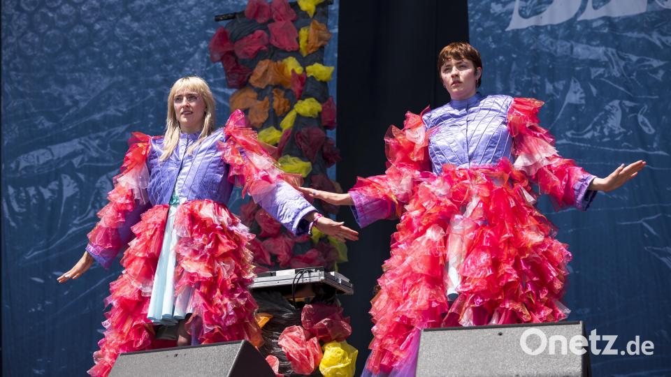 Nina Kummer (Gesang, Gitarre, l) und ihre Schwester Lotta Kummer (Gesang, Schlagzeug) von der deutschen Indie-Pop-Band Blond treten während des Open-Air-Festivals Rock im Park auf der Utopia Stage auf. Bild: Daniel Vogl/dpa