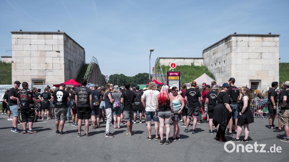 Besucherinnen und Besucher warten vor Beginn des Open-Air-Festivals Rock im Park auf den Einlass auf das Festivalgelände. Bild: Daniel Vogl /dpa