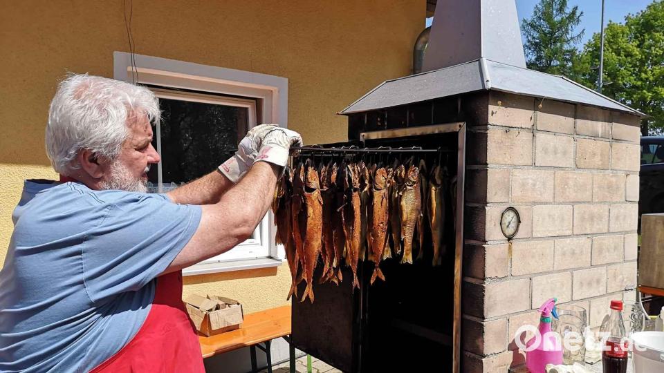 Martin Forster bestückt die vereinseigene Räucherkammer. Bild: gz