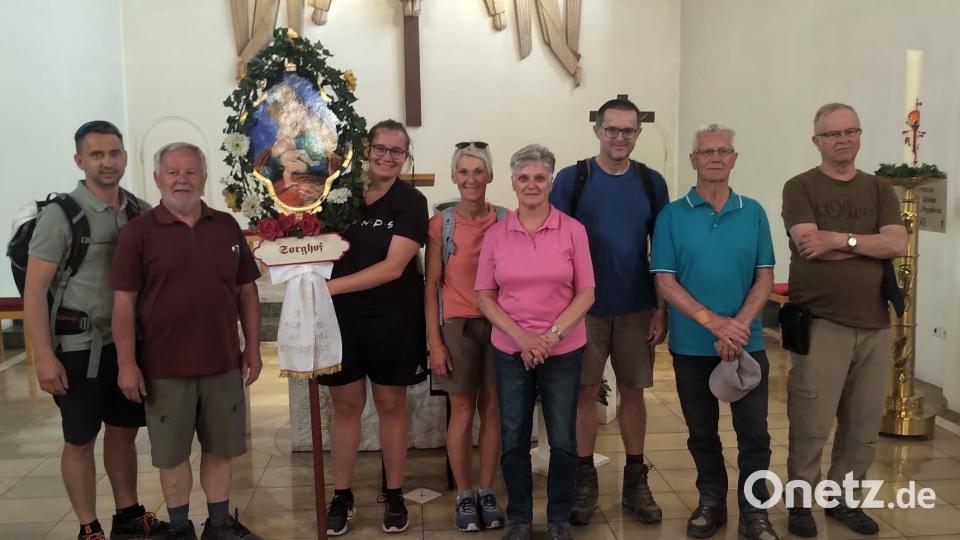 Oftmalige Teilnehmer an der Wallfahrt nach Gößweinstein werden geehrt (von links): Manuel Plößner, Otto Sertl, Kristina Kergl, Siliva Lehner Silvia, Anneliese Schlögl, Harald Kergl, Günter Schlögl Günter, Bertold Pinzer. Bild: Christian Renner