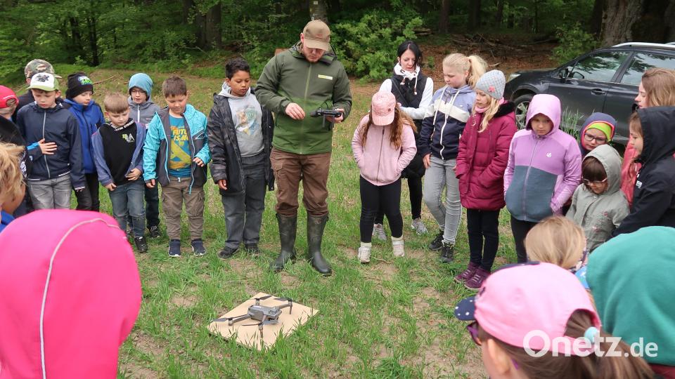 Der Aktionstag zum Thema Rehkitzrettung an der Naturpark-Schule Friedenfels begeisterte die Kinder. Ranger Jonas Ständer (Mitte) erklärte den Schülerinnen und Schülern den Einsatz einer Drohne. Bild: bsc