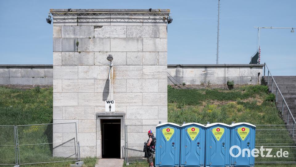 Am Rande des Zeppelinfelds stehen mobile Toilettenkabinen auf dem Festivalgelände. Etwa 60 000 Besucherinnen und Besucher werden beim Open-Air-Festival Rock im Park erwartet. Bild: Daniel Vogl/dpa