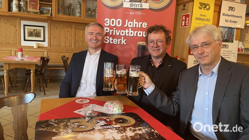 Mit Festbier haben (von links) Schirmherr MdL Harald Schwartz, Braumeister Martin Sterk und Andreas Erb, der Leiter des Amberger Stadtarchivs, schon einmal auf das Sterk-Jubiläum angestoßen. Bild: brü