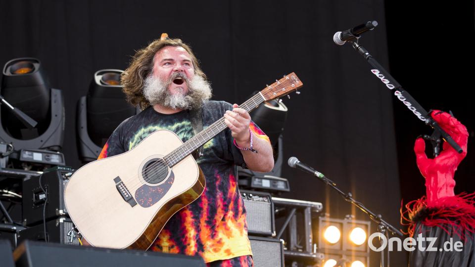 Jack Black, Gitarrist und Sänger, während des Auftritts der Band Tenacious D auf der Utopia Stage. Etwa 60 000 Besucherinnen und Besucher werden beim Open-Air-Festival Rock im Park erwartet. Bild: Daniel Vogl/dpa