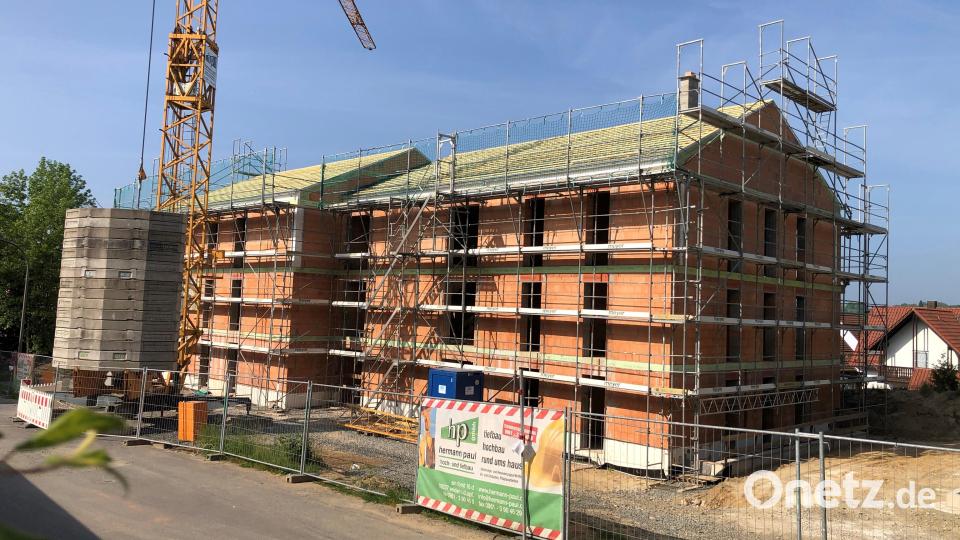 Der Rohbau für das Wohnprojekt des Landkreissiedlungswerks in der Heideckerstraße in Neustadt steht. Bild: krb
