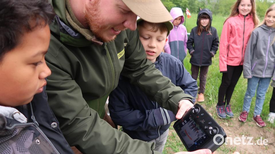 Über den Bildschirm des Drohnen-Steuergeräts verfolgten die Schüler zusammen mit Ranger Jonas Ständer die Annäherung des Suchtrupps an das vermeintliche Rehkitz. Bild: bsc