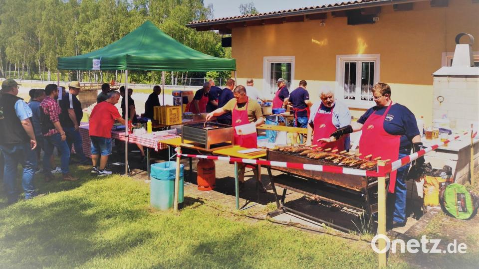 Die Gäste warten beim Fischerfest für ein leckeres goldgelbes Schmankerl geduldig in der Schlange. Bild: gz
