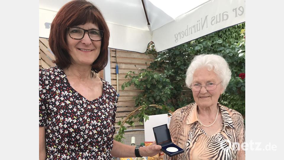 Hahnbachs Dritte Bürgermeisterin Evi Höllerer (links) gratuliert der 95-jährigen Anna Ritter und überreicht die Silbermedaille des Landkreises. Bild: mma
