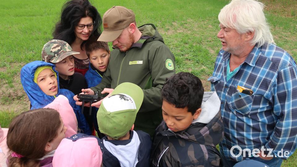 Ranger Jonas Ständer (Mitte) zeigte Rektorin Inge Dick (hinten, links) sowie Lehrer Rudolf Schindler (rechts) und den Schülern, wie man eine Drohne steuert. Bild: bsc