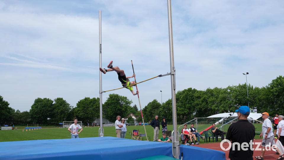 Marten Lippold vom TV Amberg beim Stabhochsprung im Zehnkampf-Wettbewerb um die nordbayerische Meisterschaft. Bild: Stefanie Lippold/exb