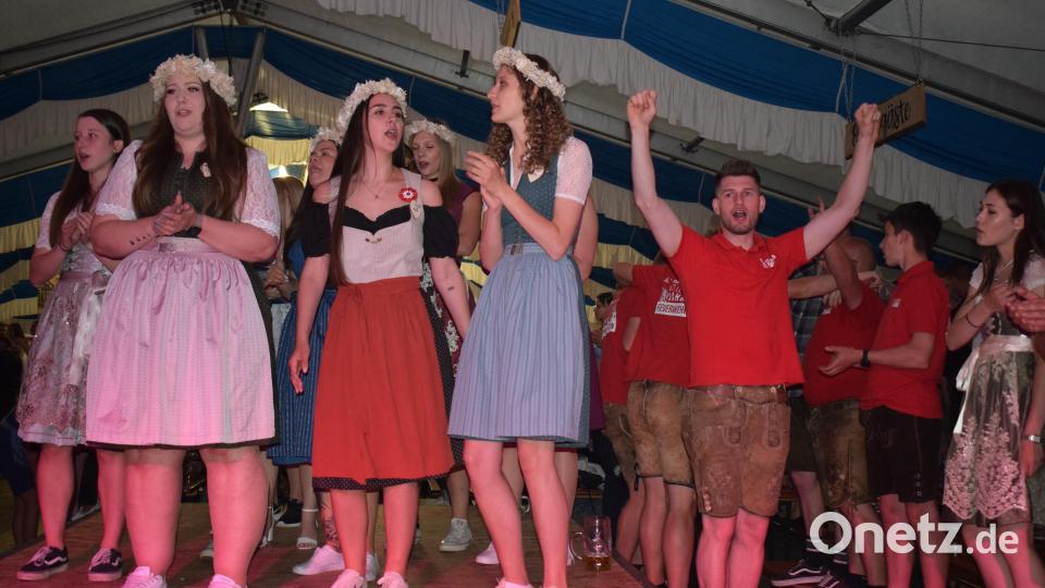 Im Festzelt herrschte beste Stimmung. Die Festdamen gaben ihr Bestes. Bild: bnr