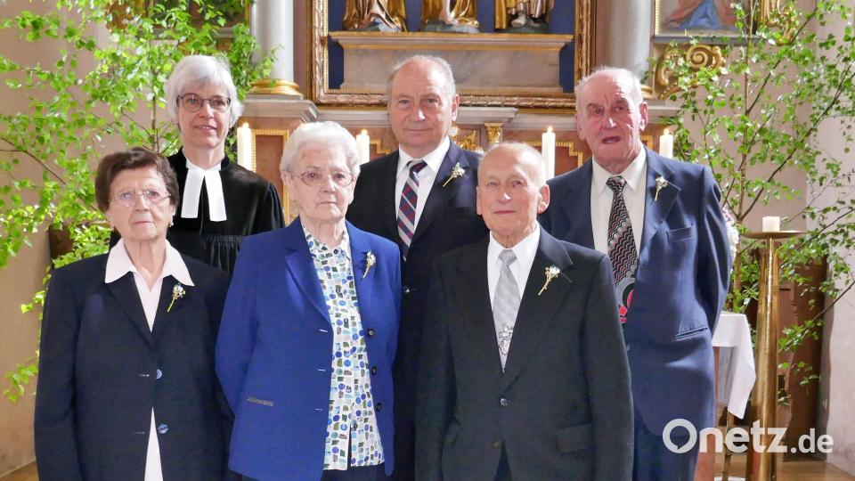 Pfarrerin Häberlein mit den ältesten Jubilaren: hinten, Zweiter und Dritter von links, Richard Westphal, Hans Lösch (beide Eiserne Konfirmation); vorne von links Hildegard Pirner (Gnaden), Babette Herbst (Gnaden), Georg König (Eisen). Bild: wku