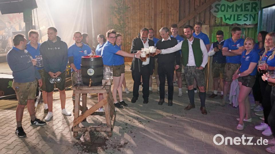 &quot;Ozapft is&quot;: Bürgermeister Josef Beimler (Mitte), Pfarrer Norbert Götz (rechts daneben) und die Landjugendcrew mit den beiden Vorsitzenden Dorothee Pleyer und Simon Schwab (beide links neben Bürgermeister) Bild: fvo