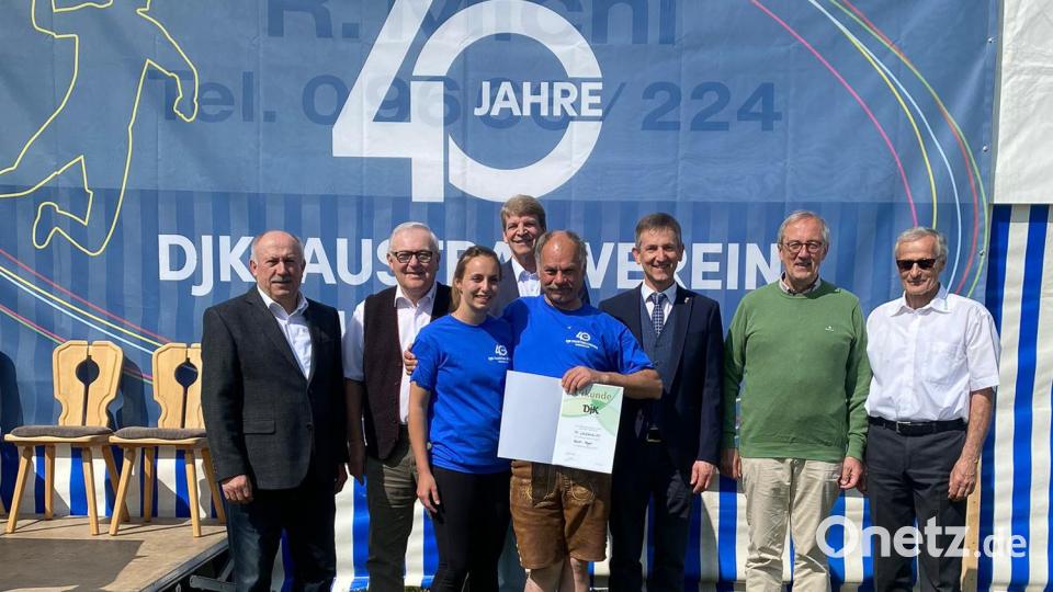 Von links: Frank Kerchensteiner und Gerhard Baierlein vom Diözesanverband, Zweite Vorsitzende Jana Scherm, Kreisrat Michael Rischke, Vorsitzender Günther Kugler, Bürgermeister Albert Geitner, stellvertretender Landrat Franz Mädler und der Ehrenpräsident des Diözesanverbands Eichstätt, Nikolaus Schmidt. Bild: brü