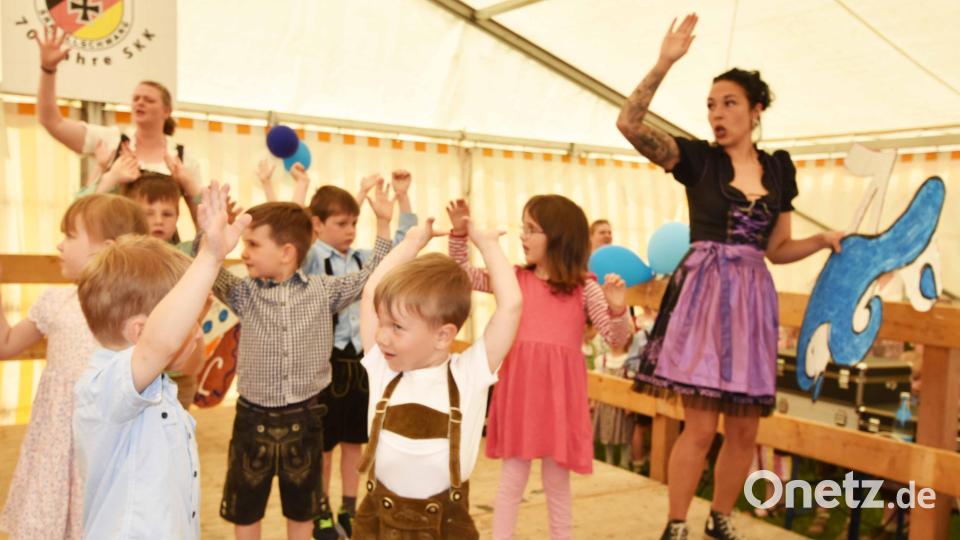 Beim Fliegerlied waren die Kinder der Marienkäfergruppe voll aktiv. Bild: no