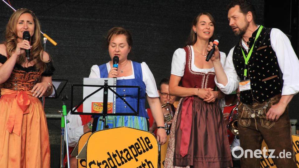 Janka Hannemann-Mathes, Cornelia Stahl, Christina Trenner und Wolfgang Braun sangen, begleitet von der Tirschenreuther Stadtkapelle, das &quot;Lied für Tirschenreuth&quot;. Bild: kro