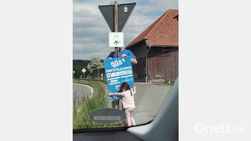 Tatkräftig unterstützt wird Vereinsvorsitzender Simon Knorr von Töchterchen Jasmin, um die Werbetrommel für das Jubiläum zu rühren. Bild: kki