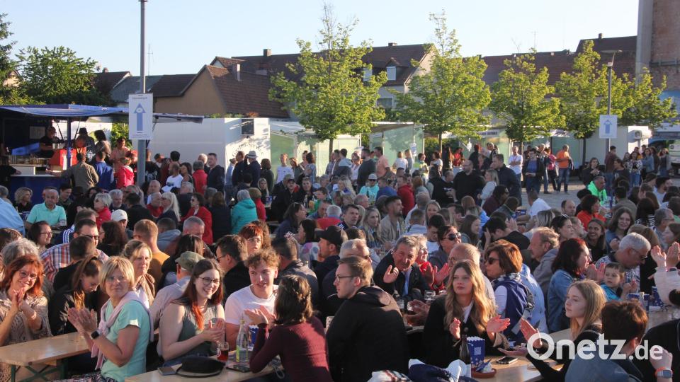 Weit über 1000 Besucher, quer durch alle Genrationen, feierten am Samstagabend bei lauschigen Temperaturen im Fischhofpark. Bild: kro