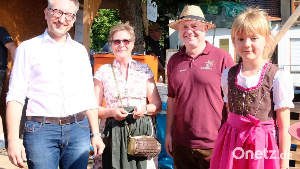 Glücksfee Luzia Wiederer (rechts) zog das Los der Baumgewinnerin Anneliese Auer (Zweite von rechts). Markus Kasparides (links) und Schorsch Matzke (Zweiter von rechts) überwachten die Auslosung. Bild: mab