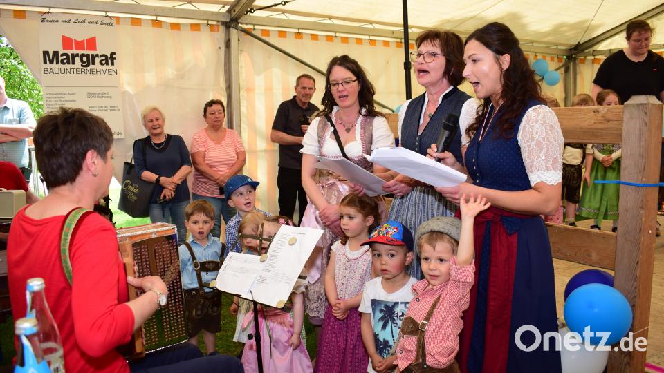 Die Leiterin der Kindertagesstätte St. Vitus Daniela Schröer brachte gemeinsam mit den pädagogischen Fachkräften Veronika Falk und Tanja Aign, musikalisch begleitet von Agnes Hollweck auf der Quetschn, sowie einigen Mädchen und Buben selbstgedichtete Gstanzln auf die Illschwanger Kita zu Gehör. Bild: no