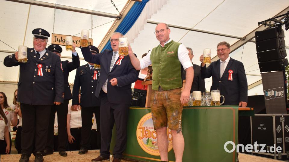 Schirmherr Bürgermeister Richard Tischler und die Führungskräfte der Feuerwehr stießen mit den Besuchern auf ein schönes Jubelfest an. Bild: bnr