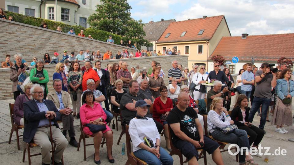 Die Vernissage auf dem Gelände der Fronfeste stieß auf ein großes Interesse. Bild: kro