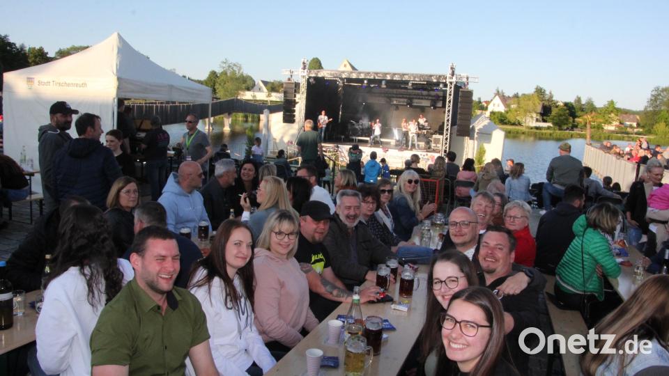 Weit über 1000 Besucher, quer durch alle Genrationen, feierten am Samstagabend bei lauschigen Temperaturen im Fischhofpark. Bild: kro
