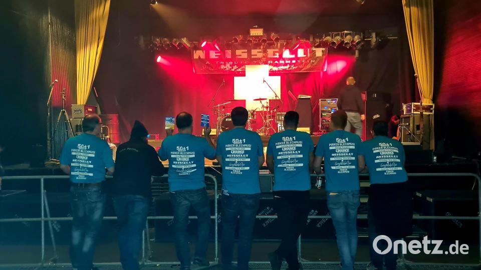 Die aktiven Pirker Blechmusiker gehen selbst auf Werbetour für ihr Jubiläum, wie in Burglengenfeld bei einem Auftritt von &quot;Weißglut&quot;. Die Band spielt am 9. Juni in Pirk. Bild: kki