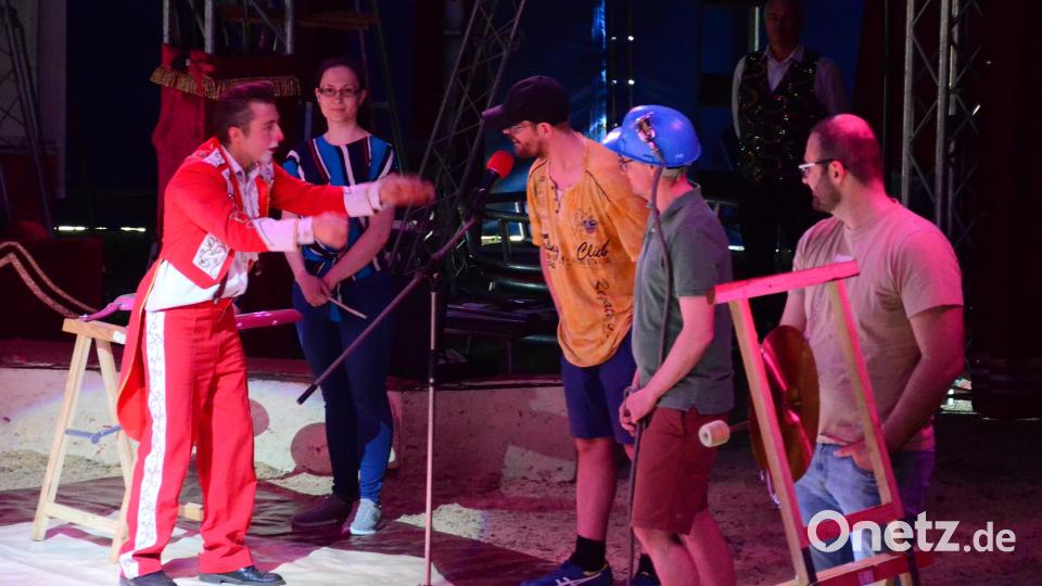 Clown Francesco und sein Zuschauerorchester. Bild: Kunz