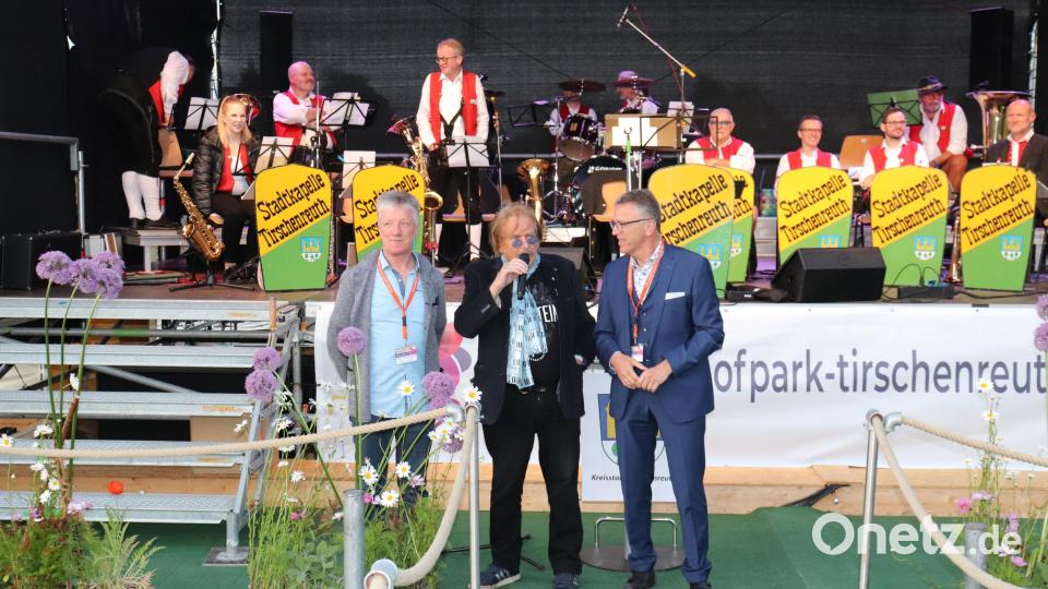 Frank Zander (Mitte) auf der Seebühne gemeinsam mit Vinzenz Rahn (links), Organisator des Kultur-Sommers, und Bürgermeister Franz Stahl (rechts). Bild: Streich/exb