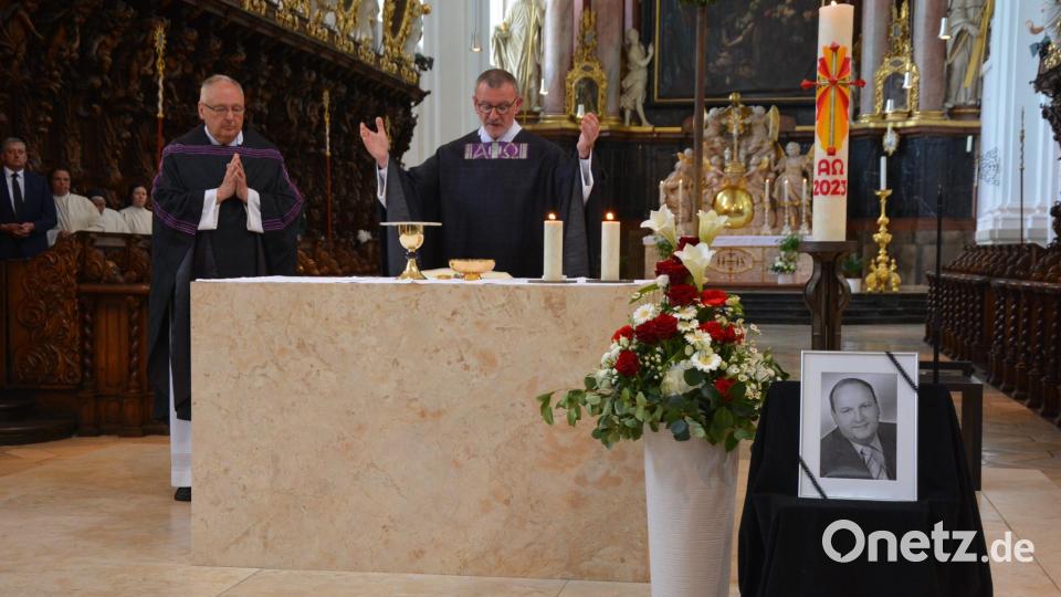 Waldsassens Stadtpfarrer Dekan Dr. Thomas Vogl (rechts) und Tirschenreuths Stadtpfarrer Regionaldekan Georg Flierl zelebierten gemeinsam das Requiem für Rainer Fischer in der Basilika. Bild: jr