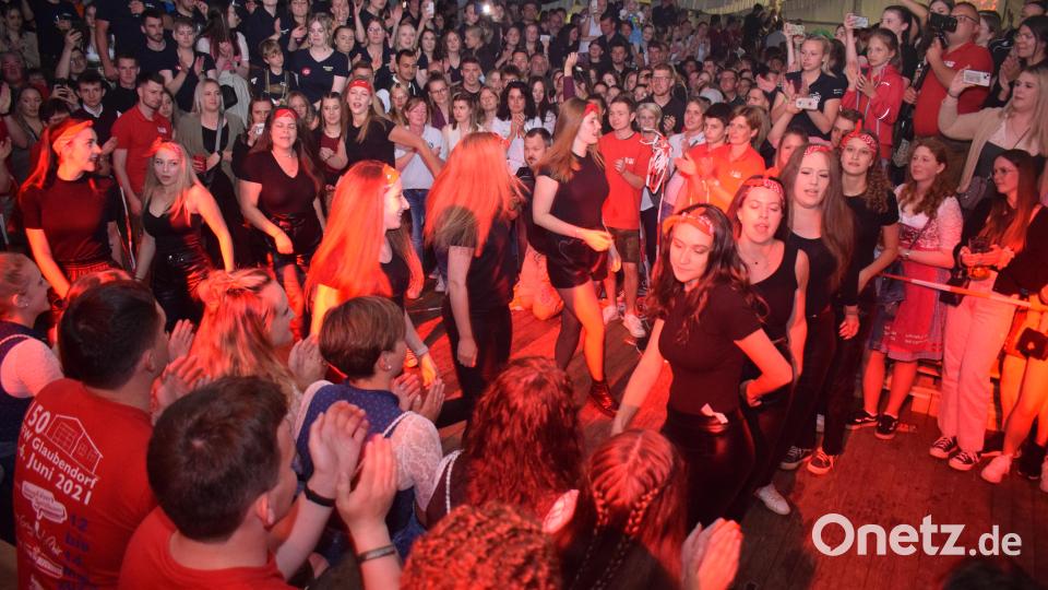 Der Showtanz der Festdamen verwandelte das Festzelt in einen Hexenkessel. Alle klatschten, sangen und tanzten begeistert mit. Bild: bnr