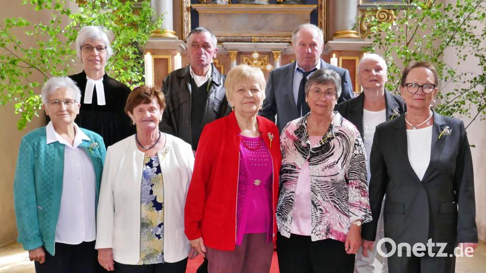 Zur Diamantenen Konfirmation beglückwünschte (hinten, von links) Pfarrerin Häberlein, Richard Lösch, Hans Bart, Karin Kindler, (vorne, von links) Liselotte Melchner, Helga Pilhofer, Johanna Vache, Helga Walther, Margarete Zagel Bild: wku