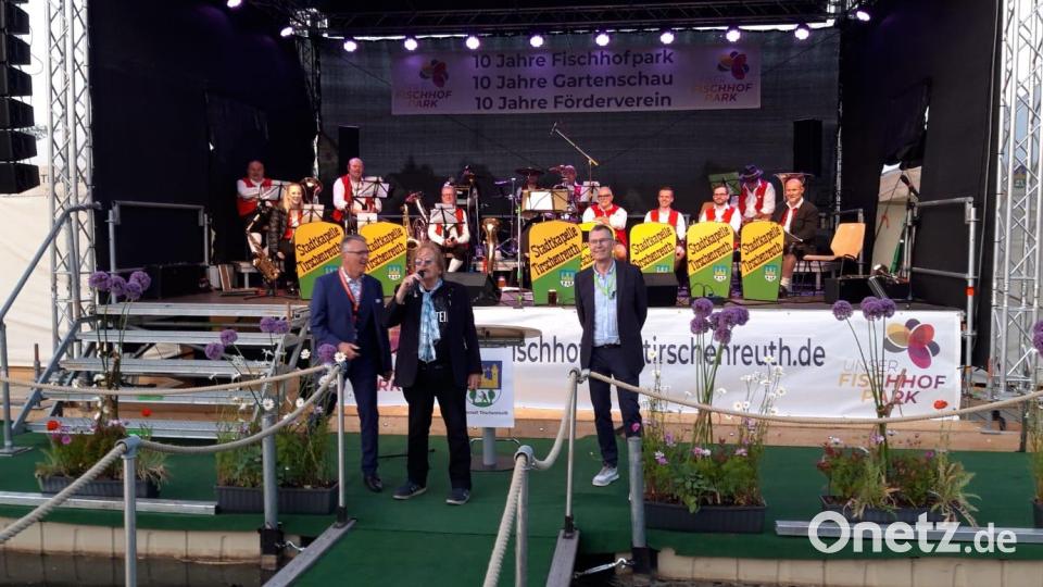 Als schon niemand mehr damit rechnete, performte Frank Zander (Mitte) auf der Seebühne den Hertha-BSC-Stadionhit „Nur nach Hause“. Bild: Streich/exb