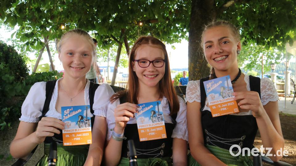 Keine Gelegenheit wurde ausgelassen, um Werbung zu machen: Die jungen Nachwuchsklarinettistinnen Sarah, Maria und Hannah verteilen bei einem Auftritt fleißig Flyer. Bild: kki