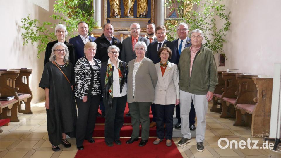 Goldene und Silberne Konfirmation: (hinten, von links) Pfarrerin Häberlein, Reinhard Pirner, Werner Raum, Werner Wedel, Alexander Hölzl (Silber), Hans Pickelmann, Fritz Bart, (vorne, von links) Ingrid Steinlechner, Gertrud Böhm, Inge Bock, Elisabeth Merkl, Barbara Dietrich-Thieret, Manfred Raum. Bild: wku