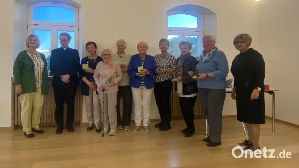 Für 50 Jahre Treue zum Frauenbund dankten Martha Bauer (links), Pfarrer Christian Schulz und Hildegard Gallitzendörfer (rechts). Bild: mma