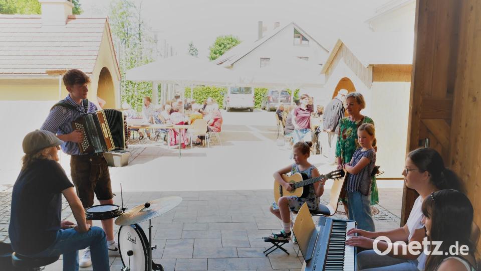 Die musikalische Unterhaltung beim Seniorentreffen übernahmen die musikalischen Leiter Jürgen Rohr und Alexandra Bucko mit SchülernInnen der Anton-Bruckner-Musikschule. Bild: gz