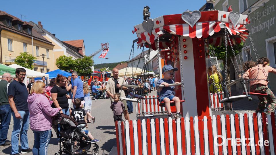 Die kleinen Gäste zog es beim Kirwa-Revival in Schönsee besonders zum Kinderkarussell und zum Kinderschminken hin. Bild: wel