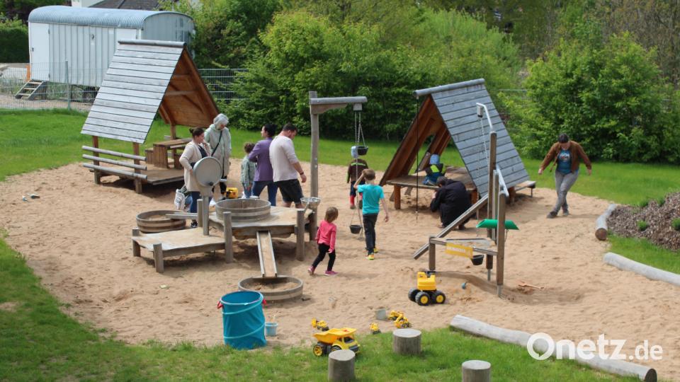Beim Familienfest probierten Kinder mit ihren Eltern die Spielgeräte der Kita Lieblingsplatz aus. Bild: Göbel/exb