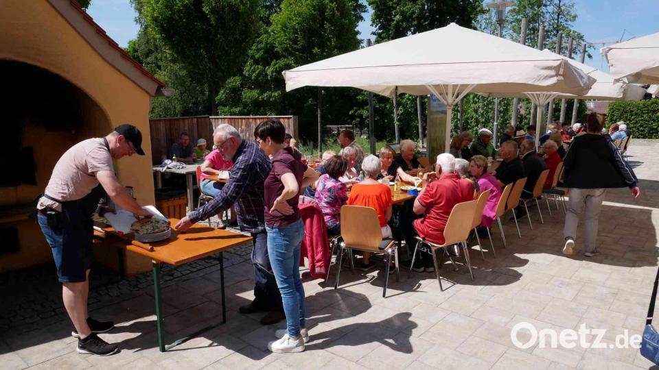 Marktrat Siegfried Wild versorgte die Gäste mit Flammkuchen aus dem Holzbackofen. Bild: gz