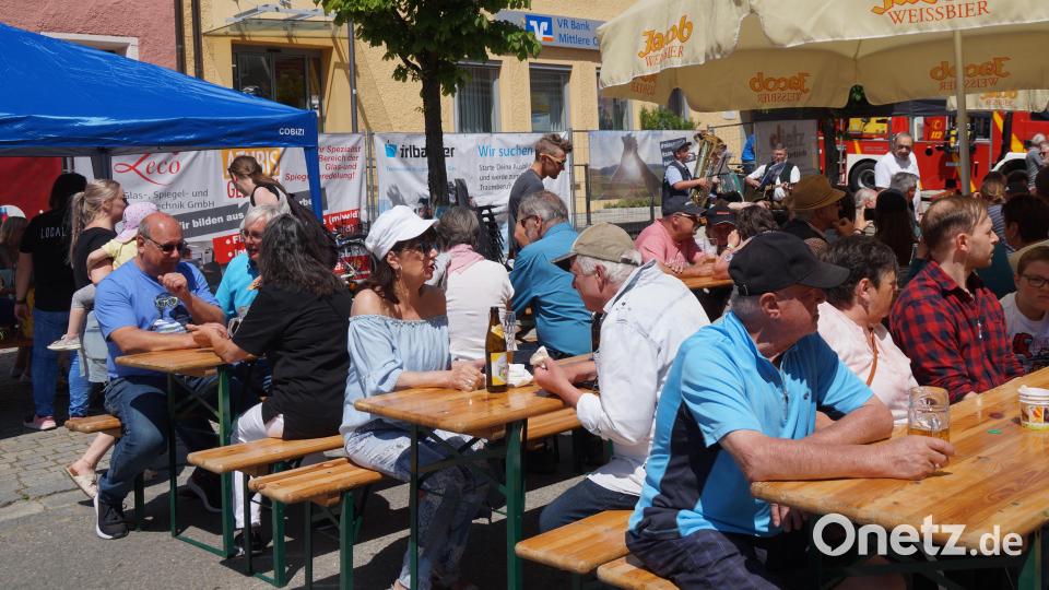 Beim Essen und Trinken wurden die Gäste von der Musik regionaler Gruppen unterhalten. Bild: wel