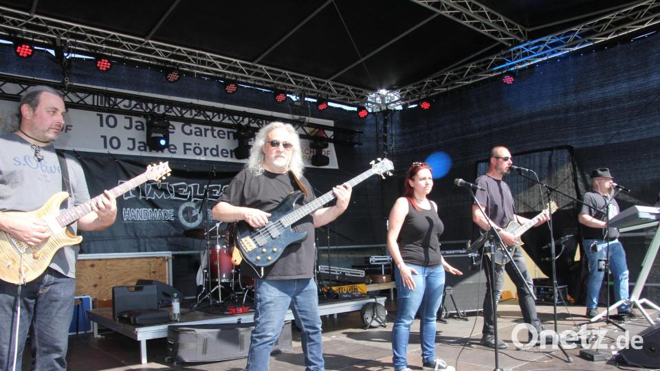 Die Partyband „Timeless“ sorgte ab dem späten Nachmittag mit rockiger Musik für Stimmung. Bild: kro