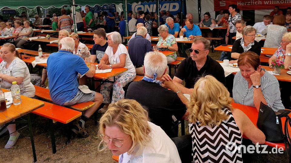 Das Siedlerfest der Rehbühlsiedler in den aufgebauten drei Zelten ist gut besucht. Bild: R. Kreuzer