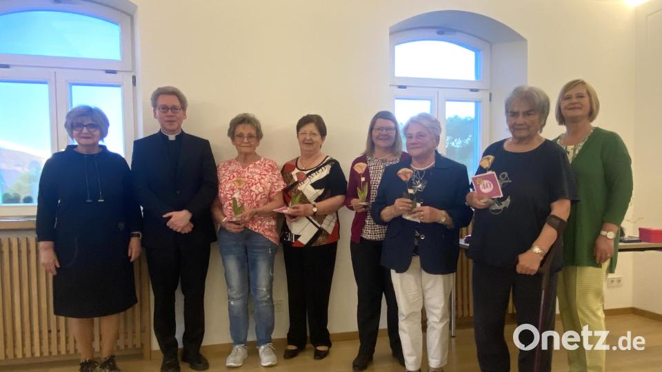 Hildegard Gallitzendörfer und Pfarrer Schulz (links) dankten zusammen mit Martha Bauer vom Diözesanverband (rechts) für 40 Jahre Mitgliedschaft. Bild: mma