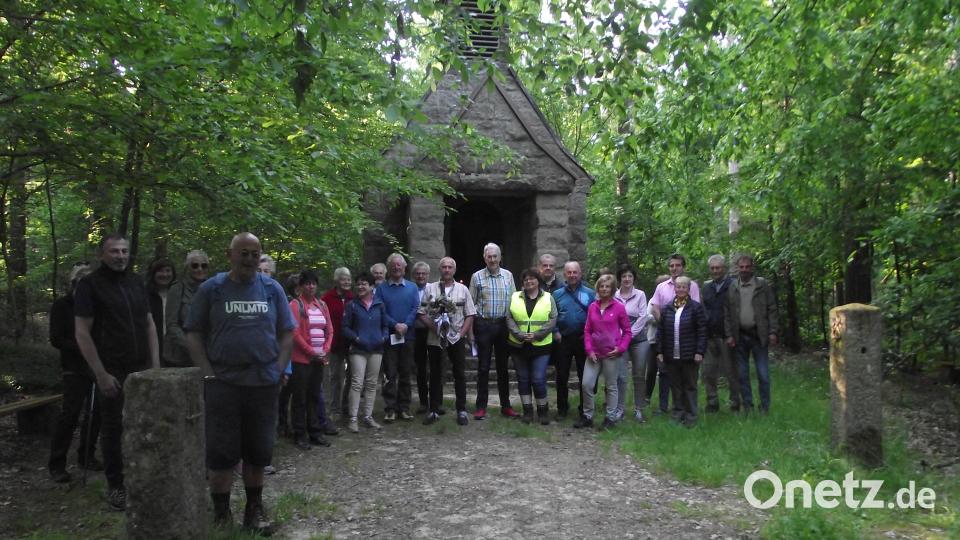 Die Stadtwallfahrer machen sich zusammen mit Kreuzträger Wolfgang Bäumler (Mitte) und den beiden Vorbetern Rudi Kreis (rechts daneben) und Manfred Zeitler (links daneben) auf den Weg nach Muglhof. Bild: ror